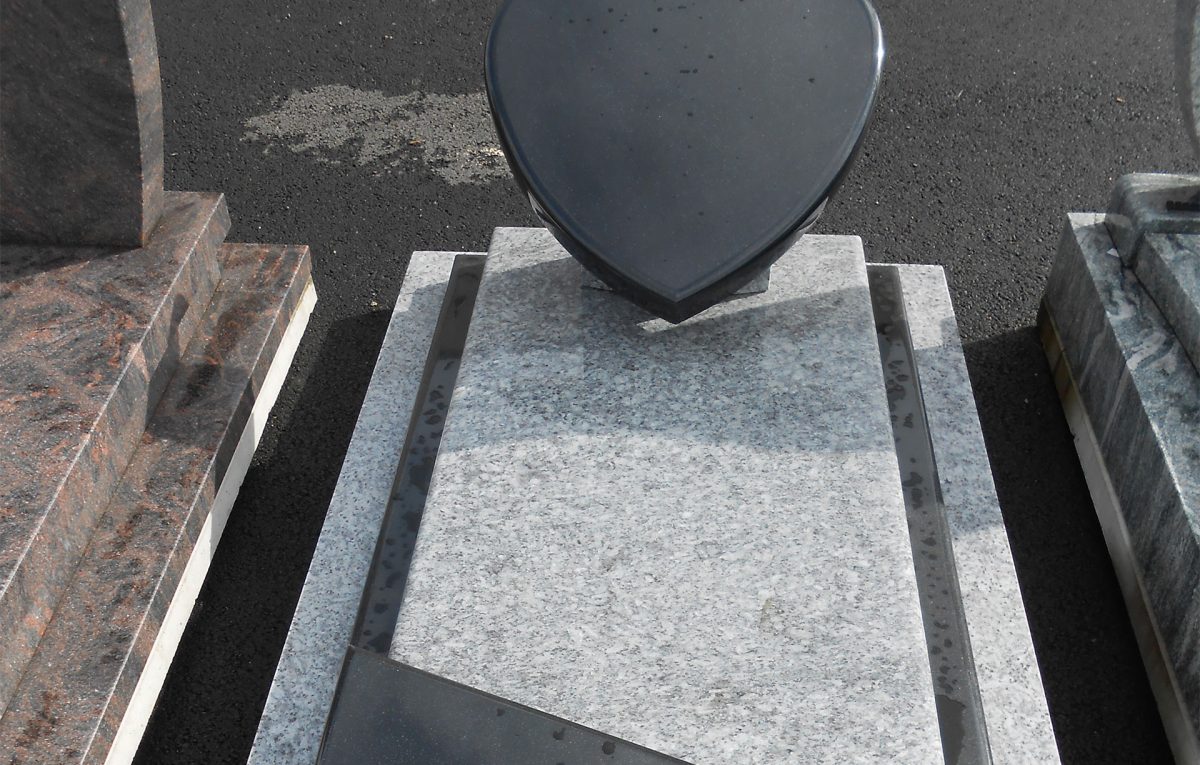 présentation de monument funéraires coeur noir à Landivisiau