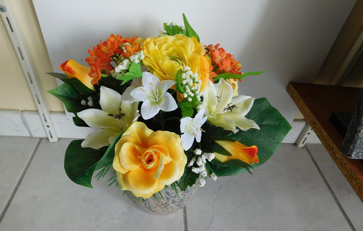 Fleurs artificielles jaunes orange et blanches