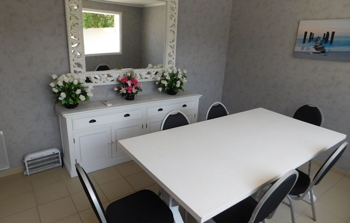 salle murs gris avec table et chaises