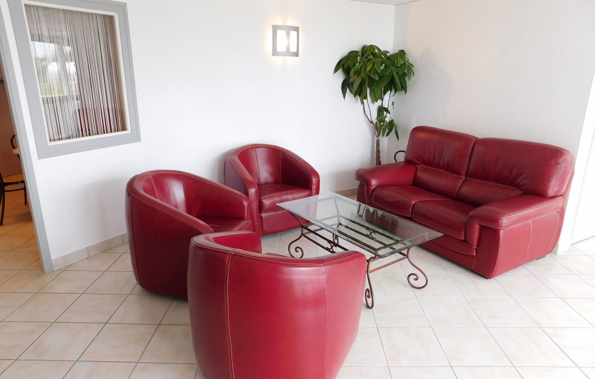 Hall à Plouescat 3 fauteuils et un canapé rouge
