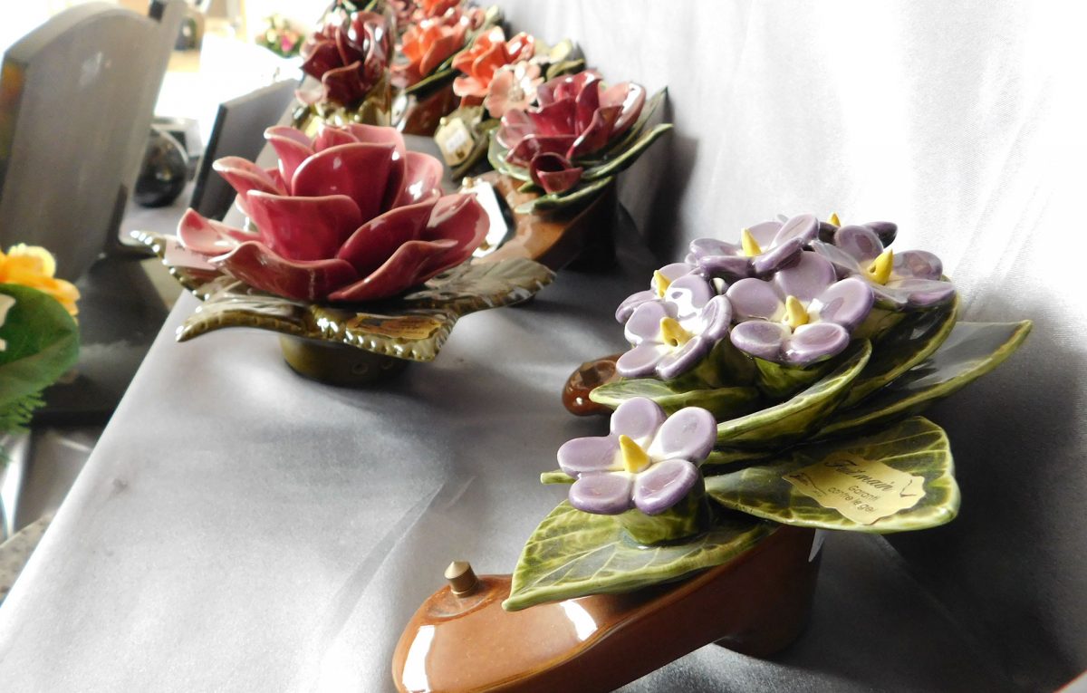 Porcelaines représentant des fleurs violettes